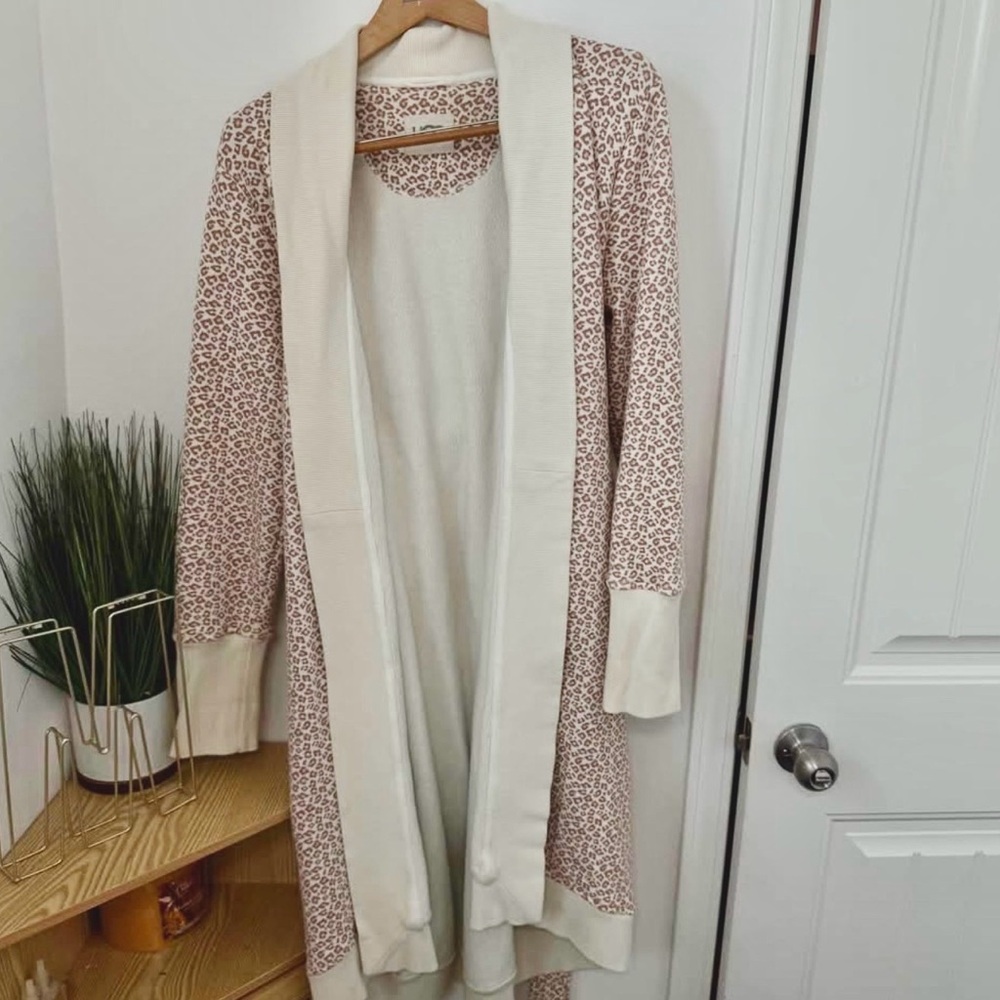 Cream & Light Pink Leopard Open-Front Women's robe medium UGG